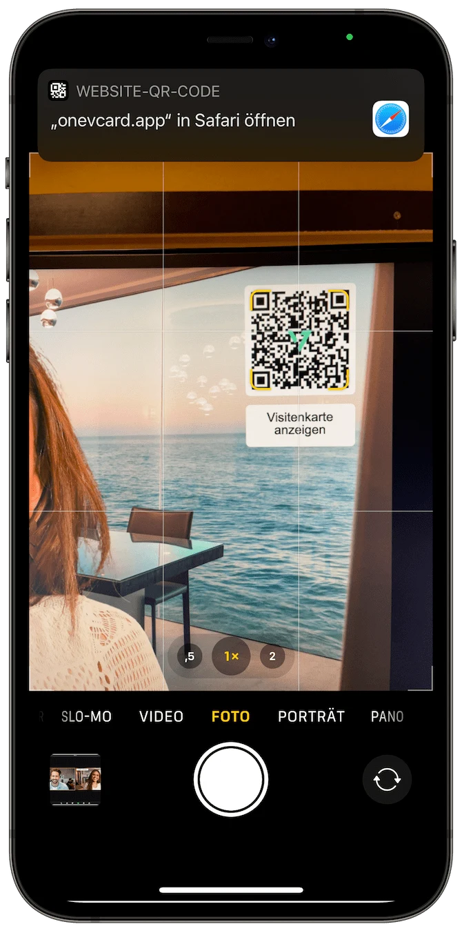 En QR-Code til virtuel baggrund scannes med en smartphone
