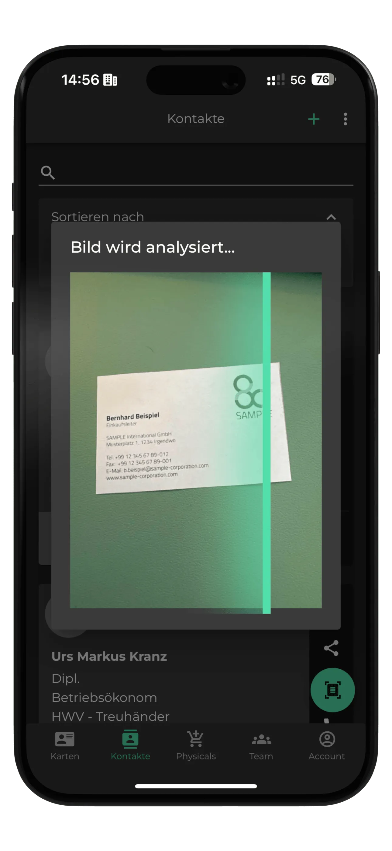 oneVcard-scanneren genkender et papirvisitkort i en live-scanning