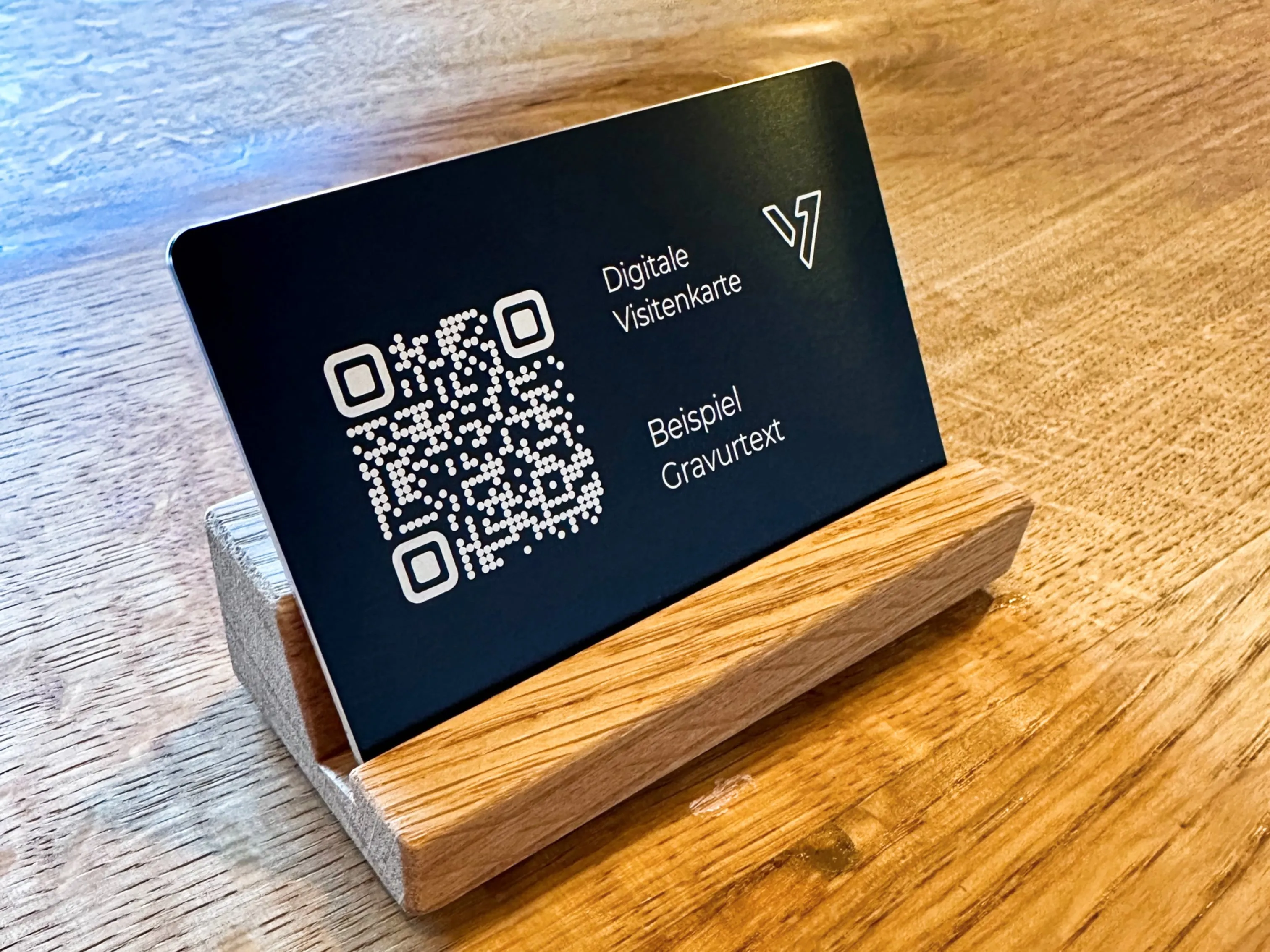 oneVcard Stand-Up, et metalvisitkort i en holder af egetræ