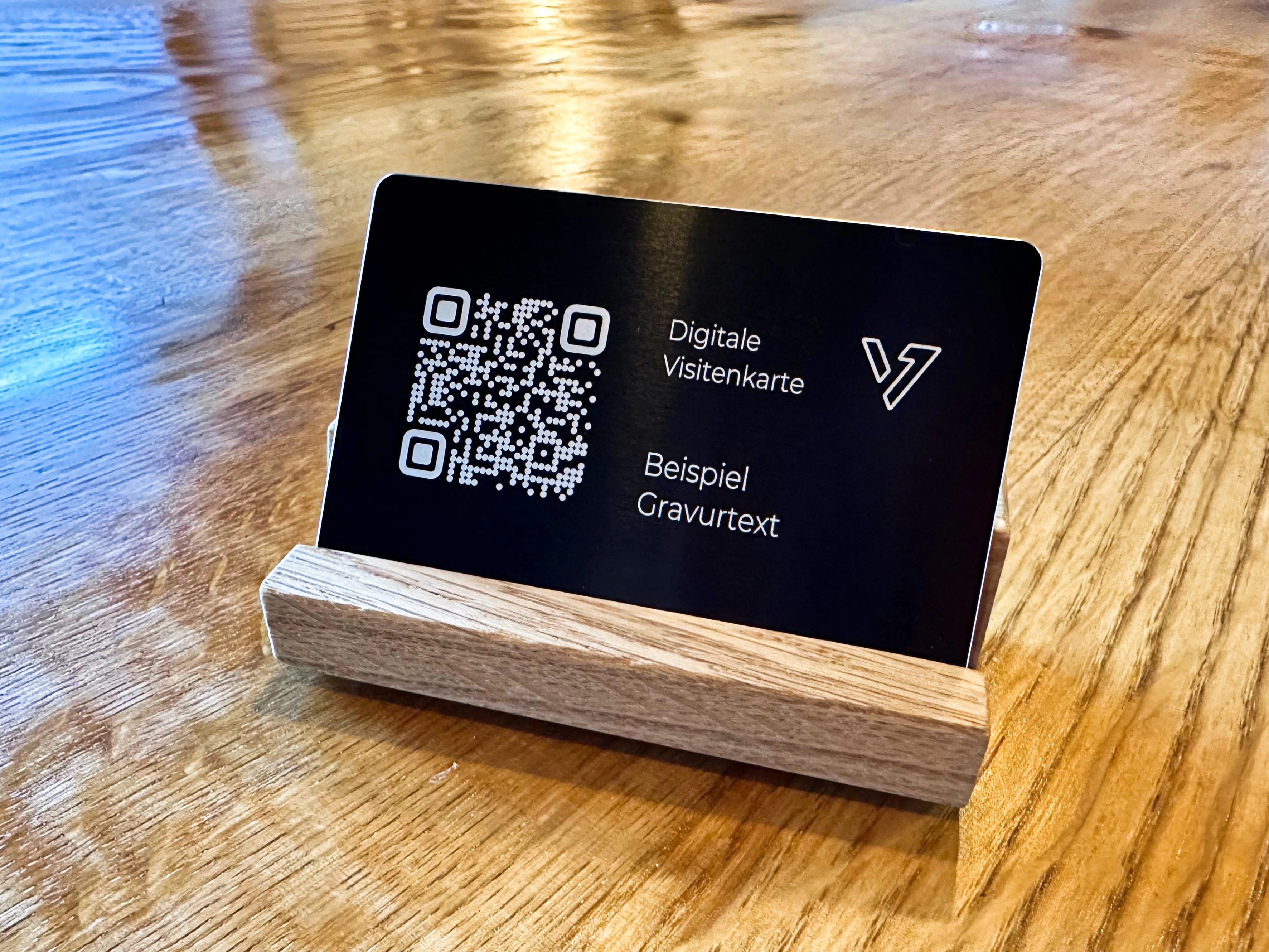 oneVcard Stand-Up, et NFC-metalvisitkort i en håndlavet holder af egetræ